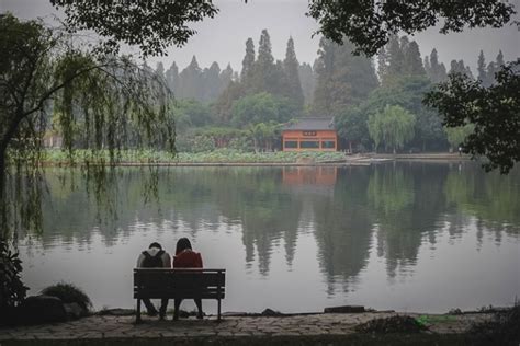 Pogoda nad Jeziorem Zachodnim w Hangzhou - Spokojna refleksja i niesamowite widoki!