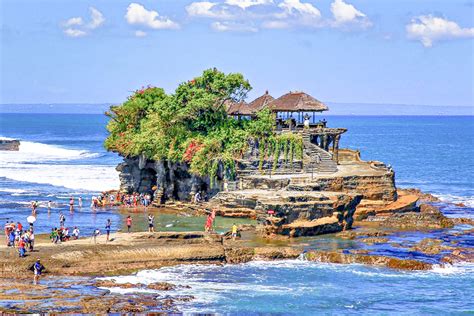 Tanah Lot: Zabytkowa Świątynia nad Morzem Bali!